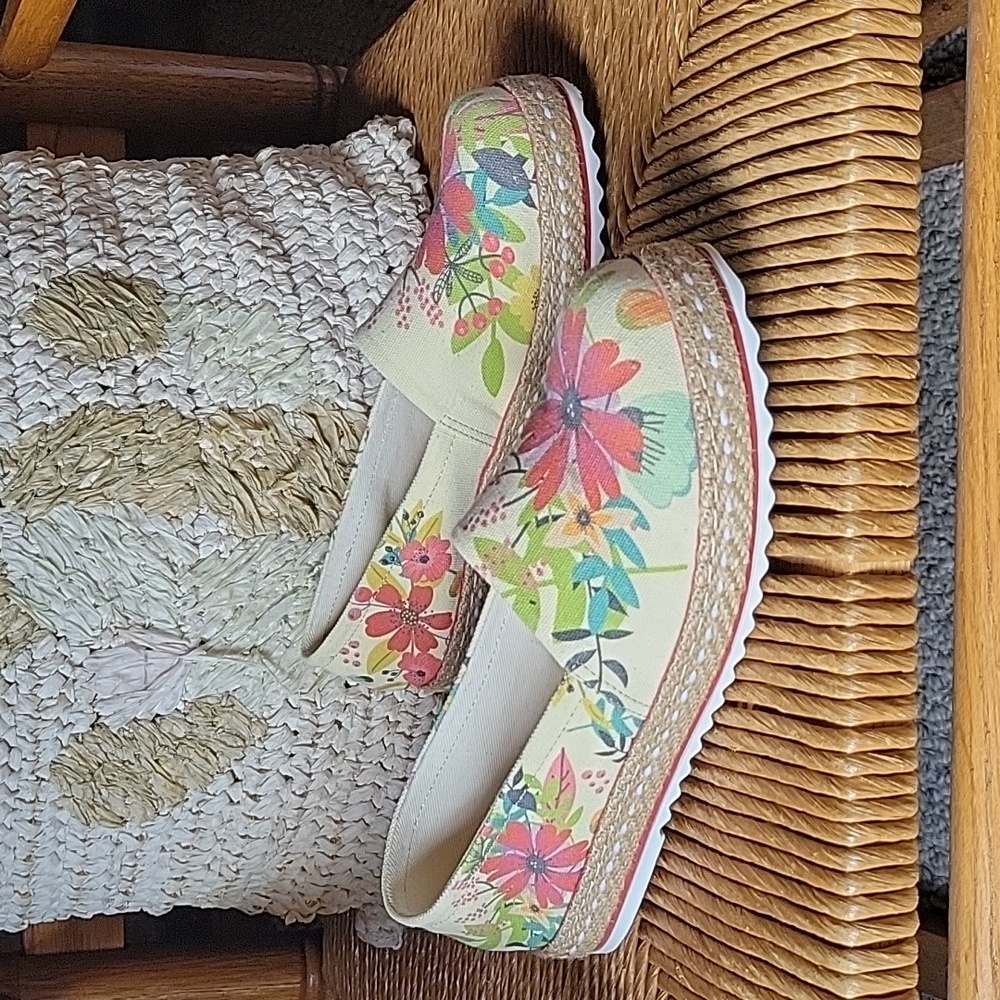 Goby canvas, floral, espadrille clogs/loafers, size 8.5-9 (39EU)